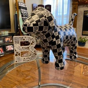 2018 VS Pink Fashion Show Dog